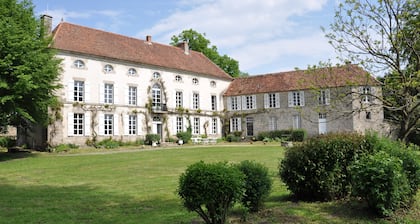 "Charming" Venetian caravan in Creuse on an estate with castle and pond