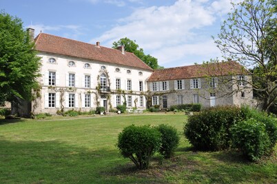 "Charming" Venetian caravan in Creuse on an estate with castle and pond