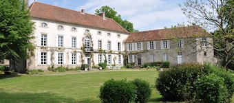 De trailer charmante Peyrat Nonière op het veld met Château-vissen in vijver