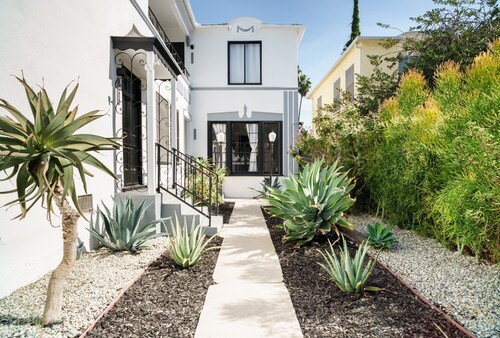 Sun filled + Airy Large 2 Bedroom apt in West adam’s