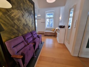 Smart TV, video games, books, stereo - Modern apartment with large balcony 110m² / free garage (Wien)