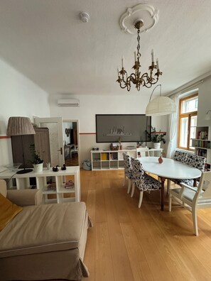 Smart TV, video games, books, stereo - Modern apartment with large balcony 110m² / free garage (Wien)