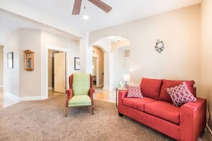 Een televisie, een open haard, boeken en een kantoor