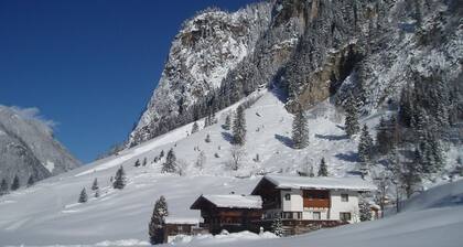 110m² große Ferienwohnung, in ruhiger Lage im wildromantischen Zillertal