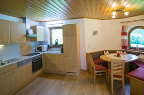 Kylskåp, mikrovågsugn, ugn och spishäll