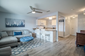 Living room - Oak Shores 86 (Biloxi)