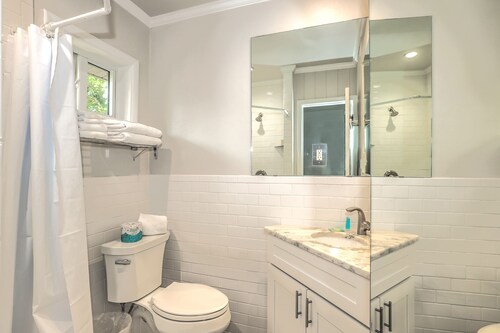 Newly remodeled Parakeet cottage!  Walking distance to beach, restaurants, shops!