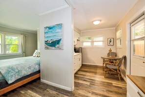 1 bedroom, free WiFi, bed sheets - Newly remodeled Parakeet cottage!  Walking distance to beach, restaurants, shops! (Sanibel)