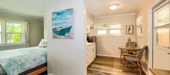 Newly remodeled Parakeet cottage!  Walking distance to beach, restaurants, shops!