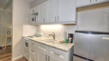 Refrigerador, microondas y cafetera y tetera