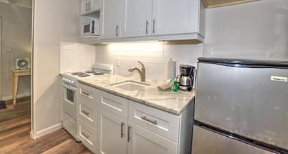 Newly remodeled Parakeet cottage! Walking distance to beach, restaurants, shops!