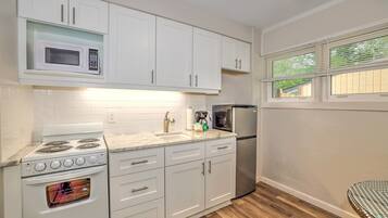 Réfrigérateur, micro-ondes, cafetière/bouilloire