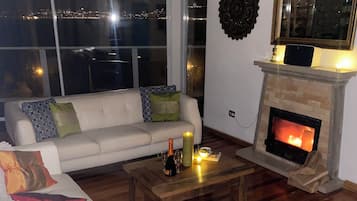 Smart TV y chimenea