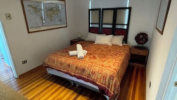 4 habitaciones, escritorio, tabla de planchar con plancha y wifi