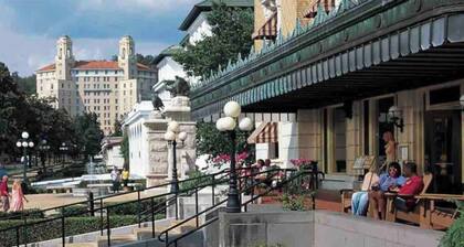 LAKEFRONT 2 Story Townhome. Sleeps 6!Pool🏊 Boat ⛵️Oaklawn🏇Fish 🎣 Bike🚴🏻♂️