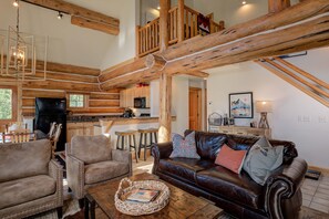 テレビ、暖炉、DVD プレーヤー