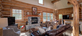 Big Sky Resort/Powder Ridge-Ski In/Ski Out with Private Hot Tub & Amazing Views