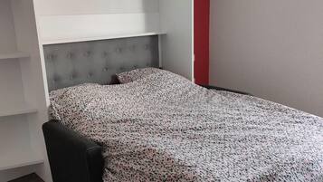 1 habitación, escritorio, tabla de planchar con plancha y wifi gratis