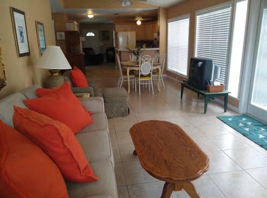 Pet Friendly Luxury St Petersburg Home w/courtyard