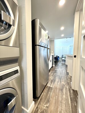 Interior - The Lakeview House - Pet friendly tiny home on the lake in Clermont (Clermont)