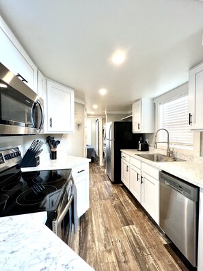 Fridge, microwave, oven, stovetop - The Lakeview House - Pet friendly tiny home on the lake in Clermont (Clermont)