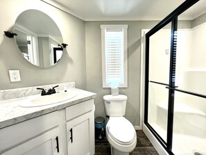 Shower, hair dryer, towels, soap - The Lakeview House - Pet friendly tiny home on the lake in Clermont (Clermont)