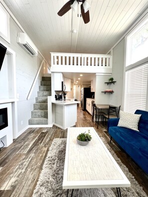 Smart TV, fireplace, books - The Lakeview House - Pet friendly tiny home on the lake in Clermont (Clermont)