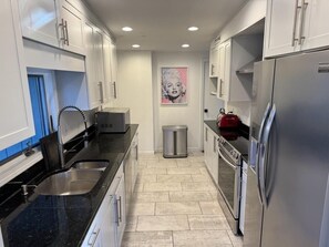 Fridge, microwave, oven, stovetop - Entire House on Scenic Estate with Private Pond in Exclusive Neighborhood (Norwalk)