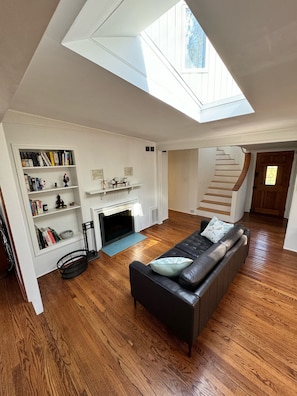 Smart TV, fireplace, books, stereo