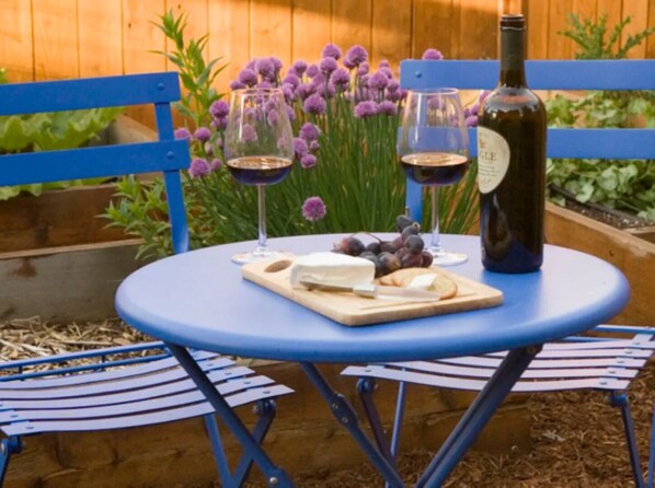 Outdoor dining - Heron's Perch Efficiency Studio (Port Townsend)