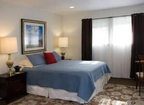 Desk, blackout drapes, iron/ironing board, free WiFi - Heron's Perch Efficiency Studio (Port Townsend)