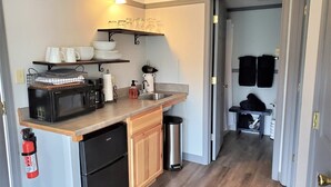 Coffee/tea maker, microwave, cookware/dishes/utensils - Rita`s_rapids (Stanley)