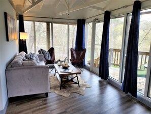 Flat-screen TV, fireplace, DVD player - Rita`s_rapids (Stanley)