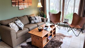 Flat-screen TV, fireplace, DVD player - Luna`s_landing (Stanley)