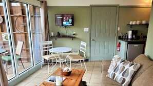 Flat-screen TV, fireplace, DVD player - Luna`s_landing (Stanley)