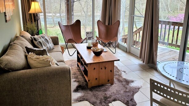 Flat-screen TV, fireplace, DVD player - Luna`s_landing (Stanley)