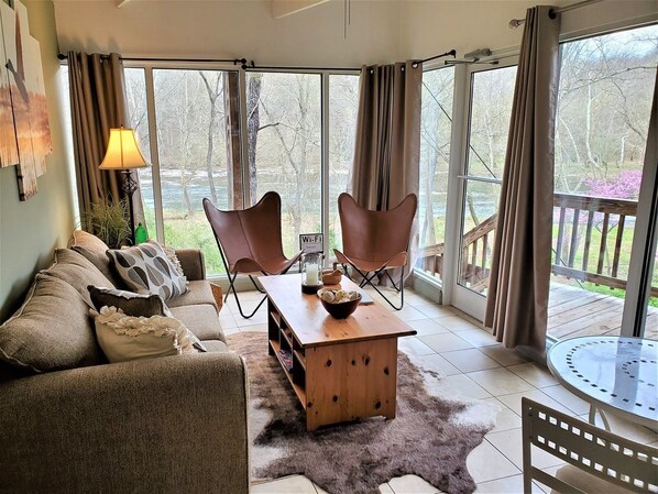 Flat-screen TV, fireplace, DVD player - Luna`s_landing (Stanley)