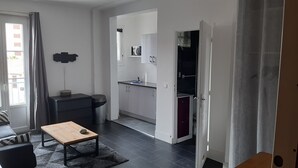 A modern apartment with a dining area, a kitchen, and a living room. - Studio in the center of Juan-les-pins (Antibes)