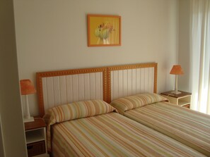 2 Schlafzimmer, Bügeleisen/Bügelbrett