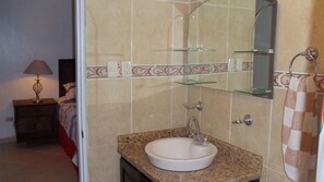 Serviettes fournies, papier toilette