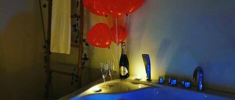 Luxe suite | Luxe beddengoed, donsdekens, pillowtop-bedden, individueel gedecoreerd