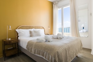 Habitación doble clásica, vista al mar | Decoración personalizada, muebles diferentes y escritorio 