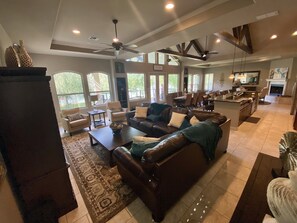 Smart TV, caminetto, tavolo da ping pong