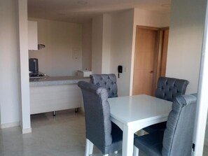 Licuadora, utensilios de cocina, freezer