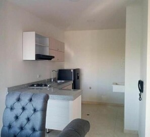 Blender, batterie de cuisine, vaisselle et ustensiles, congélateur