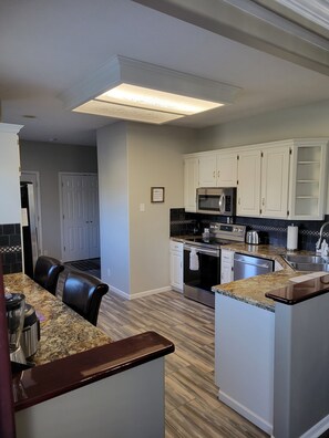 ثلاجة، ميكروويف، فرن، موقد طهي مسطح