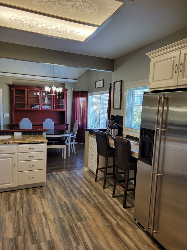 ثلاجة، ميكروويف، فرن، موقد طهي مسطح