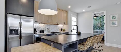 冷蔵庫、電子レンジ、オーブン、コンロ