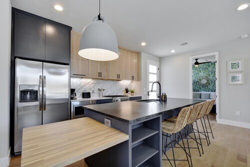 Modern + Lavish Palms Manor | East ATX, Min to DT