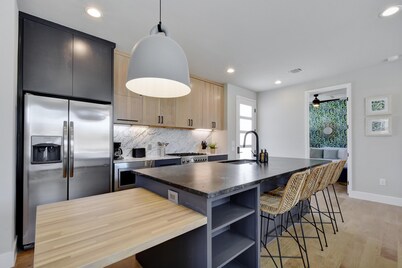 Modern + Lavish Palms Manor | East ATX, Min to DT